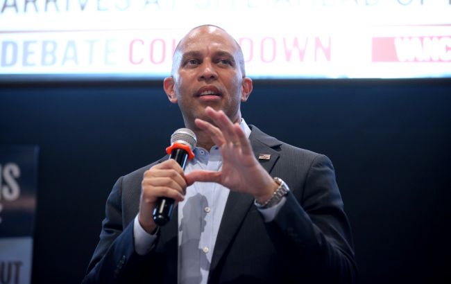 Новый рекорд: в США демократ задержал голосование за закон Трампа 8-часовой речью