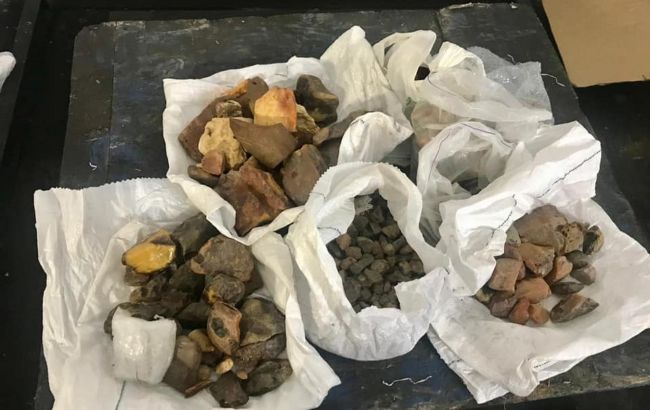 Киевская таможня изъяла в "Борисполе" самую крупную партию янтаря в этом году