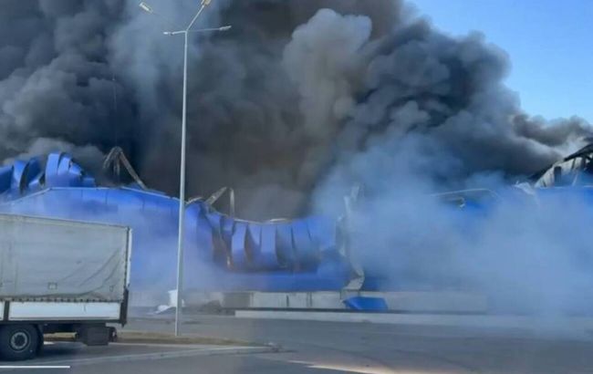 Під удар на Київщині потрапив "Епіцентр", спалахнула масштабна пожежа