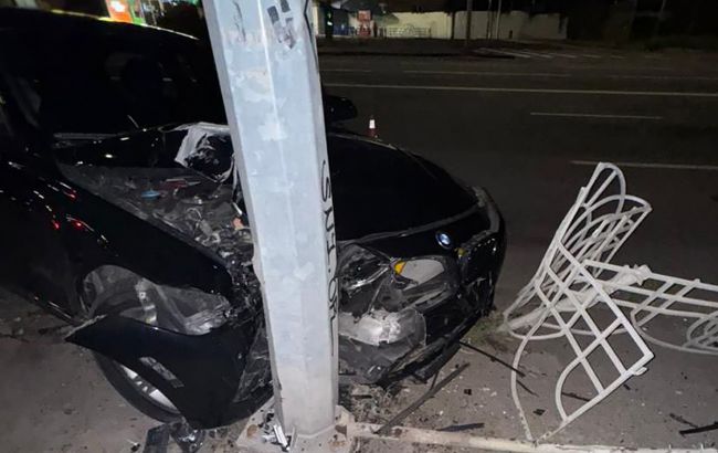 В Киеве работник автомойки угнал BMW клиента и разбил его: фото