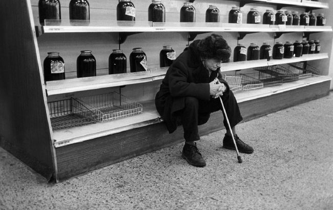 Всплыли запрещенные фото времен СССР, на которых люди дерутся за еду и одежду