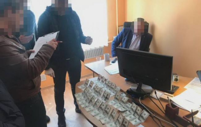 В Днепре на взятке задержали начальника миграционной службы
