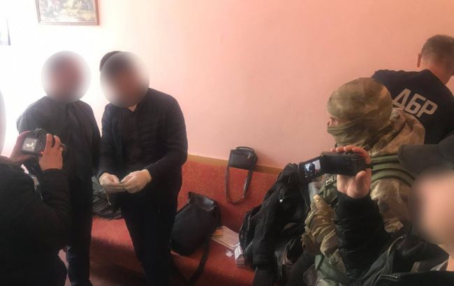 ДБР в Івано-Франківській обл. затримало на хабарі поліцейського
