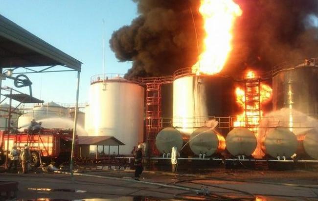 Пожар на нефтебазе под Киевом: горят еще 3 цистерны