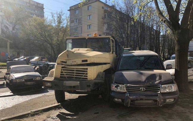 В центре Днепра "КРАЗ" столкнулся с 12 автомобилями