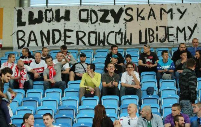 В Польше фанатов приговорили к общественным работам за антиукраинский баннер