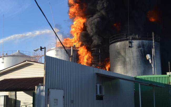 Опасности для проживания возле горящей нефтебазы под Васильковым нет, - СЭС
