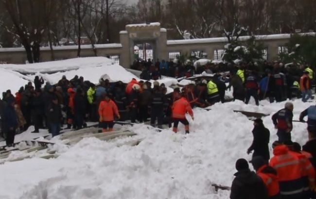 В Стамбуле во время похорон в мечети обрушилась крыша, есть пострадавшие