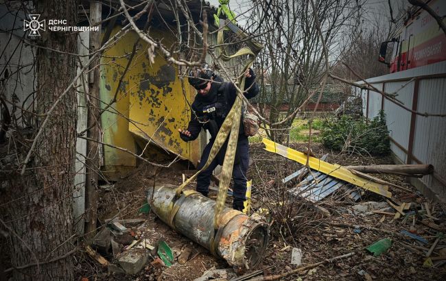 Сапери ДСНС знайшли на Чернігівщині у подвір'ї частину ракети "Кинджал": фото