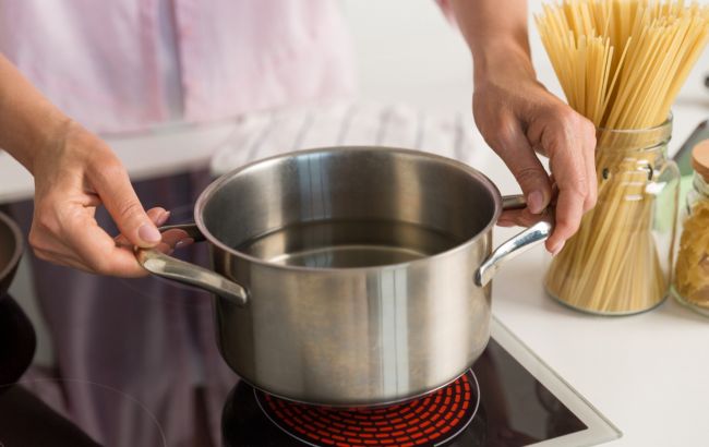 Цей кухонний посуд запобігає википанню води з каструлі: завжди має бути на кухні