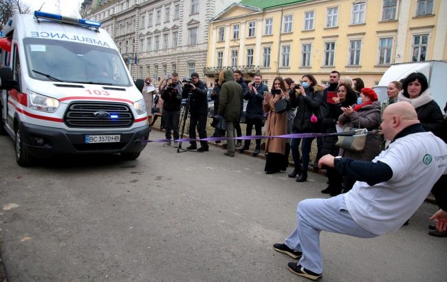 Украинский медик-силач зубами протянул "скорую" с десятью детьми