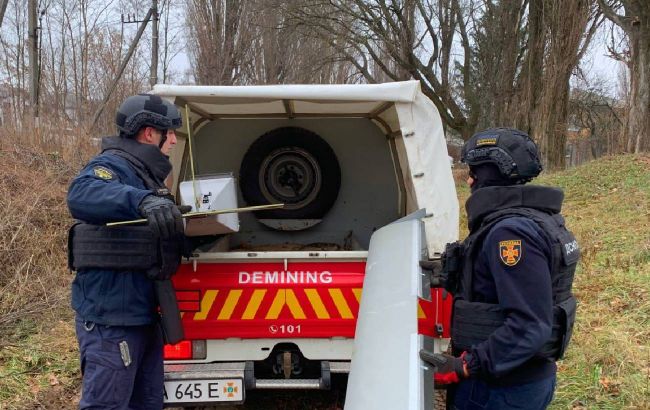 Застряг на дереві. У Київській області виявили дрон-приманку РФ (фото)