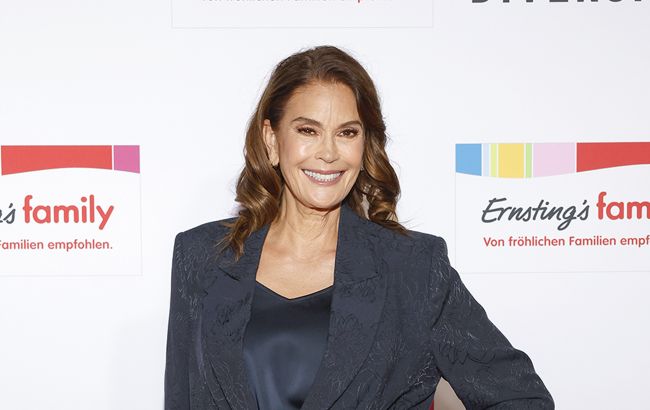 60-річна зірка "Відчайдушних домогосподарок" вразила модним виходом: сяє без ботоксу (фото)