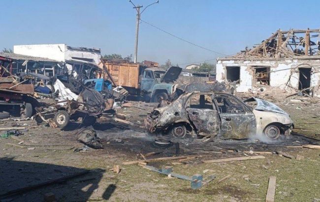 Зранку РФ скинула авіабомби на Берислав. Одна впала на ЖЕК, є жертви та поранені