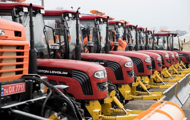 Снегопад в Киеве: на автодорогах работает 260 единиц спецтехники