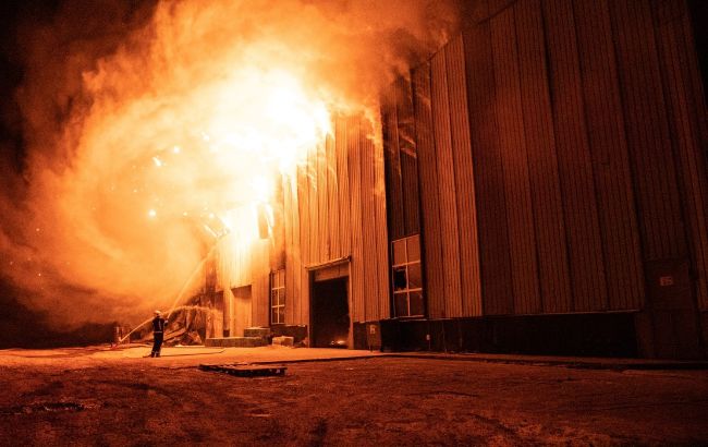 В Тернополі вночі сталась масштабна пожежа, горіло одне з підприємств