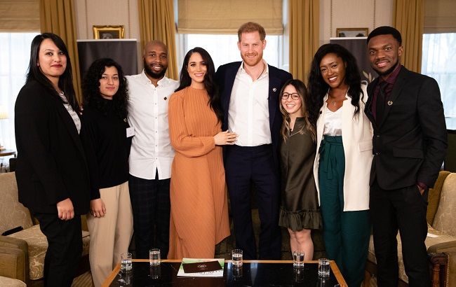 Меган Маркл и принц Гарри нашли утешение в кругу молодежи после "унижения" со стороны семьи (фото)