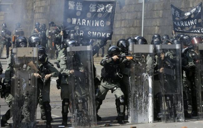 Поліція Гонконгу пригрозила мітингувальникам застосовувати бойові патрони