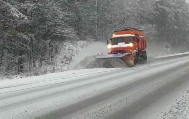 Ровенскую область засыпает снегом. Трасса на Луцк стояла в масштабной пробке