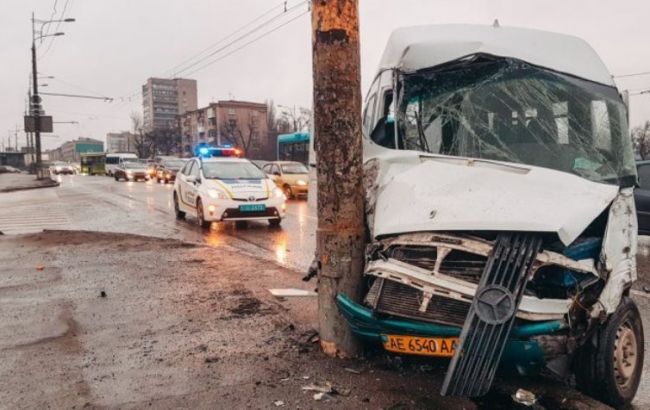 У Дніпрі маршрутка на швидкості врізалась у стовп, є постраждалі