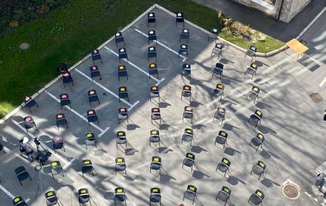 Из-за карантина в Днепре сессию горсовета провели на парковке