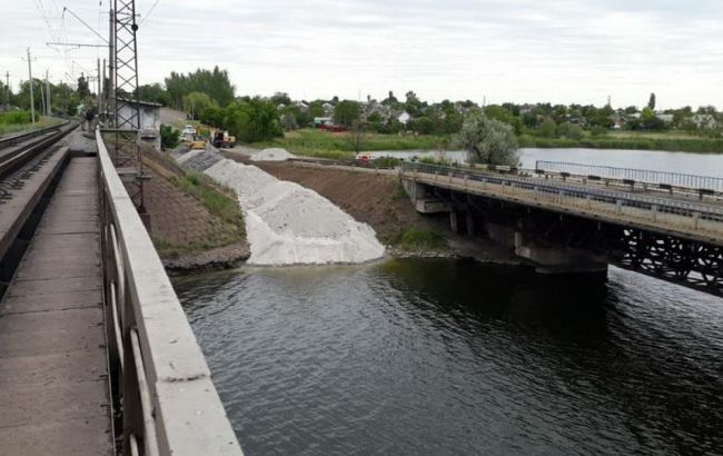 Рядом с обрушенным в Днепропетровской области мостом построят понтонный