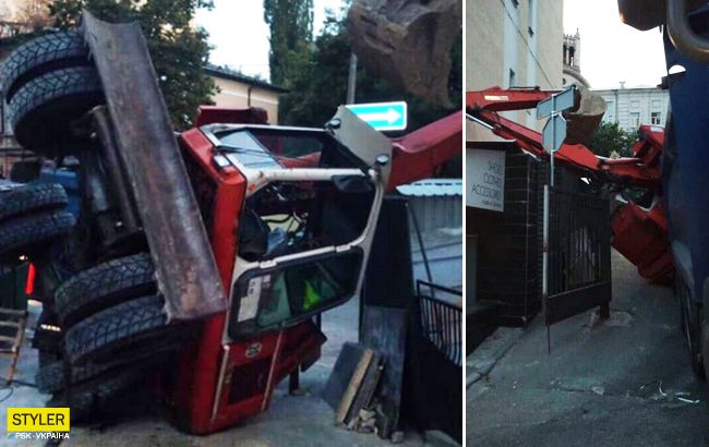 Возле Офиса президента на жилой  дом упал экскаватор (фото)