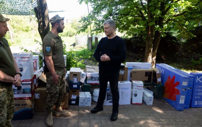 Порошенко с волонтерами приобрели на фронт полный комплекс оптической разведки