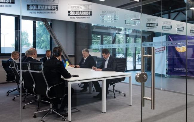 Порошенко встретился в новом офисе с международными партнерами