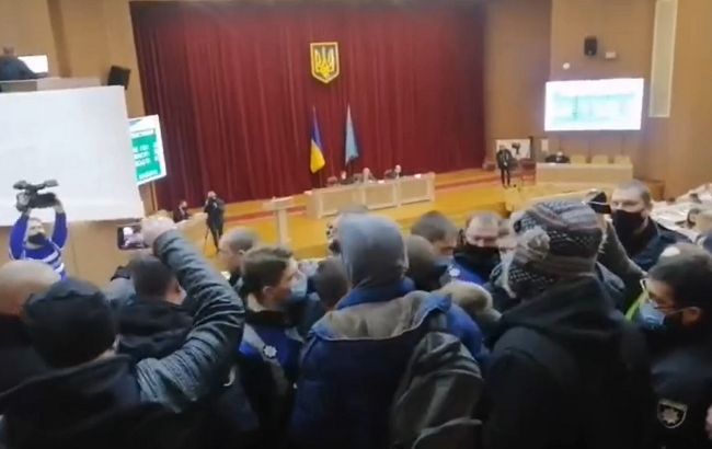 В Сумах на заседании облсовета вспыхнула драка: видео потасовки