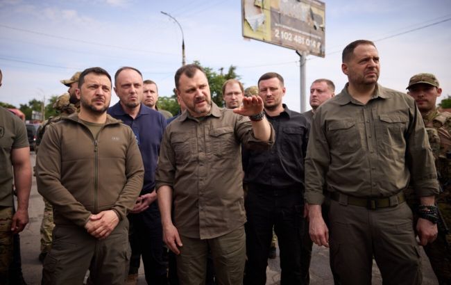 Зеленський у Херсонській області. Зібрав нараду щодо Каховської ГЕС (відео)