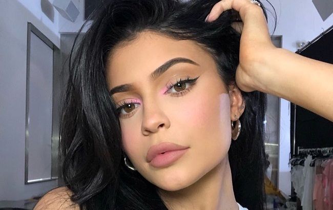 Все деньги мира: Кайли Дженнер взорвала сеть роскошным нарядом в виде купюр