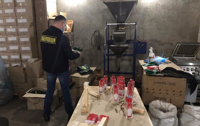 Продавали по всей Украине: мошенники&nbsp;подделывали продукты питания известных брендов