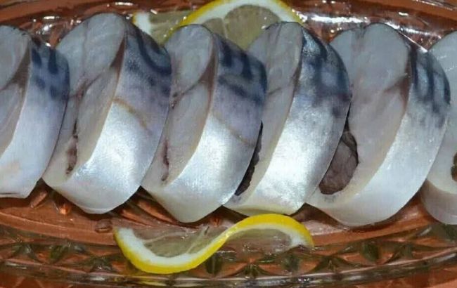 Скумбрія в маринаді, яка смакує як червона риба: простий рецепт