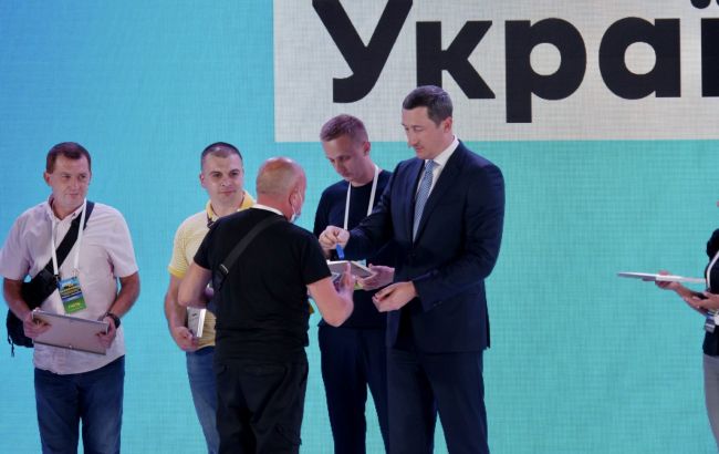 Ко Дню независимости 30 семьям защитников Украины вручили ключи от новых квартир