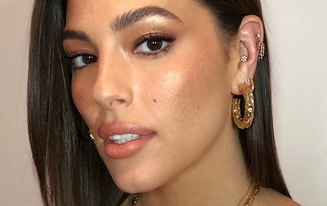 В крошечных стрингах: модель plus-size Эшли Грэм соблазняет горячими кадрами