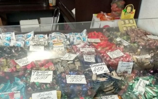 У Харкові оштрафували мережу магазинів. Торгувала російськими цукерками