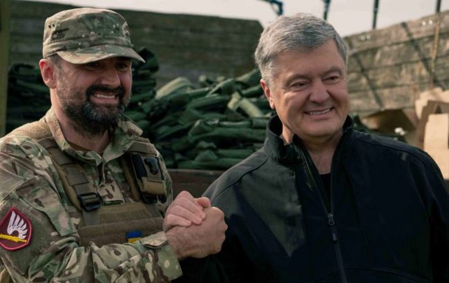 Порошенко привез в стрелковый батальон бронежилеты и средства связи