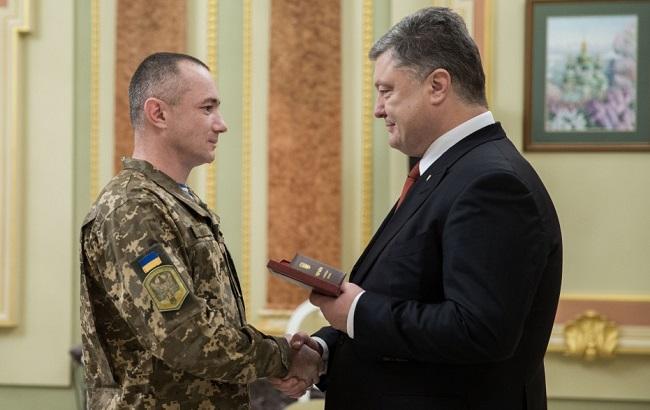 Порошенко наградил 265 воинов АТО