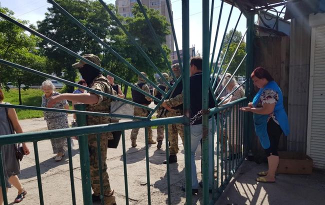 Российские силовики оцепили рынок в оккупированном Симферополе