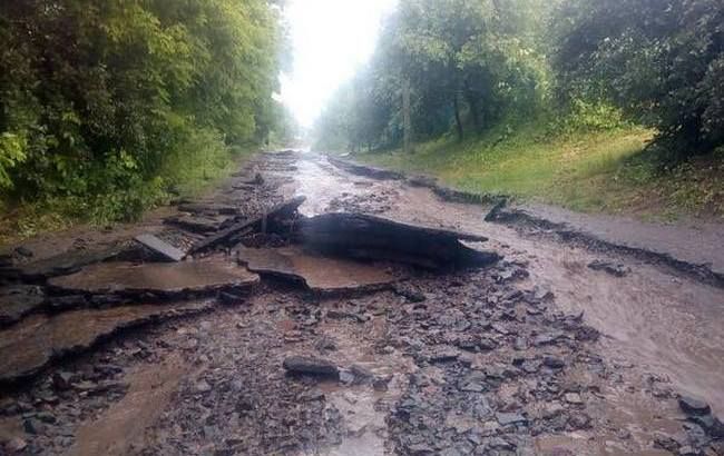 Наступил апокалипсис: под Черкассами дорога превратилась в куски