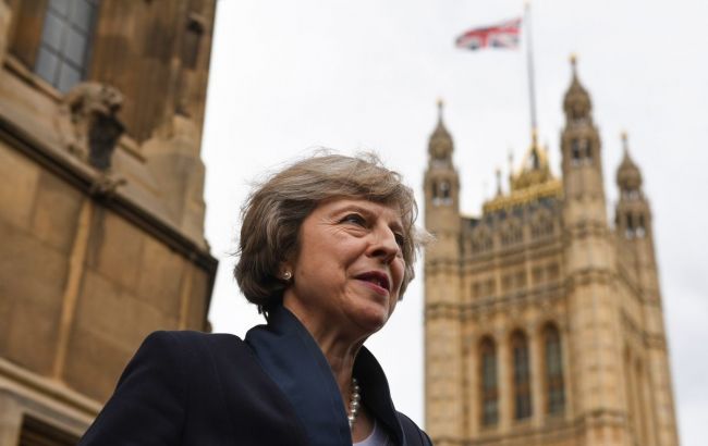 У Великобританії партія Мей утримує впевнене лідерство перед парламентськими виборами