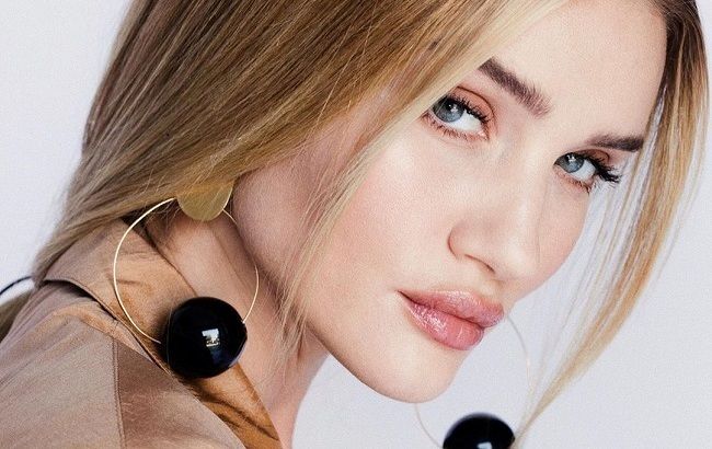 Модна ікона: Роузі Хантінгтон-Уайтлі блиснула стрункими ногами і бездоганним смаком