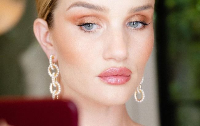 Совершенна: Роузи Хантингтон-Уайтли поделилась любимым бьюти-приемом для нежной и гладкой кожи