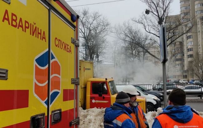На Шулявке в Киеве прорвало теплотрассу. Вода затопила переход
