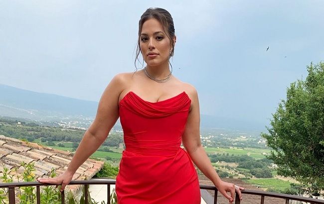 В червоному латексі: вагітна Ешлі Грем підкреслила пишні форми відвертим вбранням