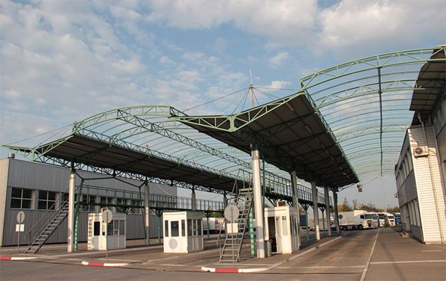 На границе со Словакией завтра временно ограничат движение грузовиков