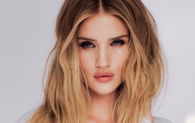 У боді і ботфортах: спокуслива Роузі Хантінгтон-Уайтлі красується на обкладинці відомого глянцю