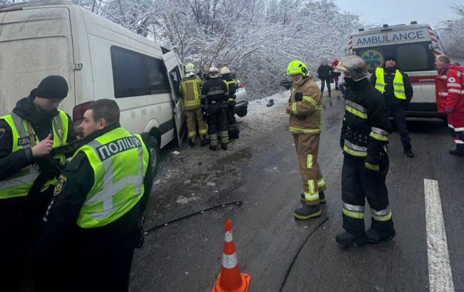 На Київщині сталась масштабна ДТП за участі "маршрутки": є жертви та травмовані (фото)