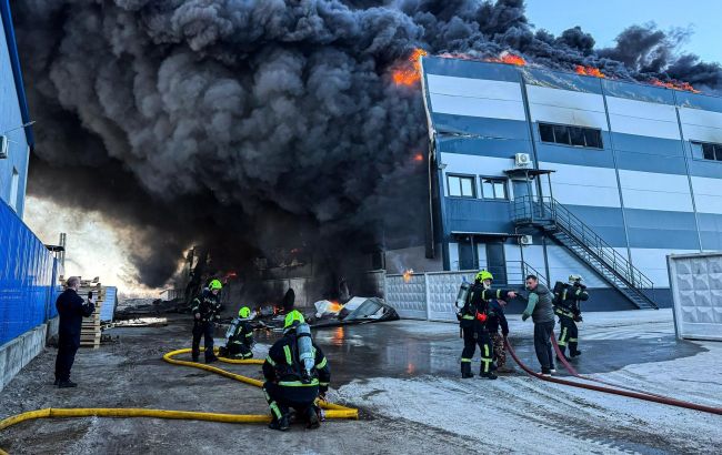 На околицях Києва горять склади: дим накрив навіть Троєщину